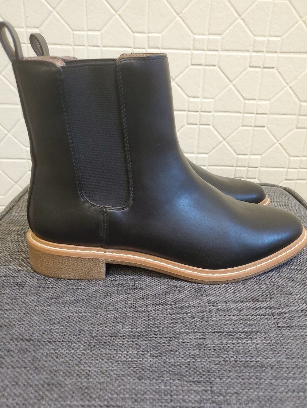 Universal Thread Black Chelsea Boots with Tan Sole  Memory Foam Women's Size 9